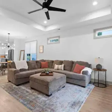 01) Large 3 bedroom - Fully fenced yard- Downtown